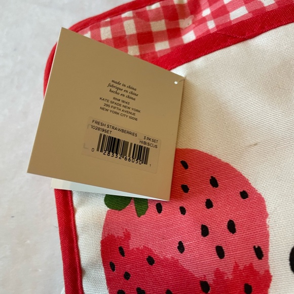 NWT Fresh Strawberries Three Piece Kitchen Set - Picture 2 of 4